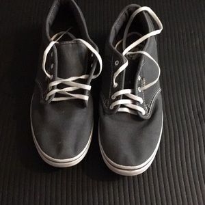 Tennis shoes